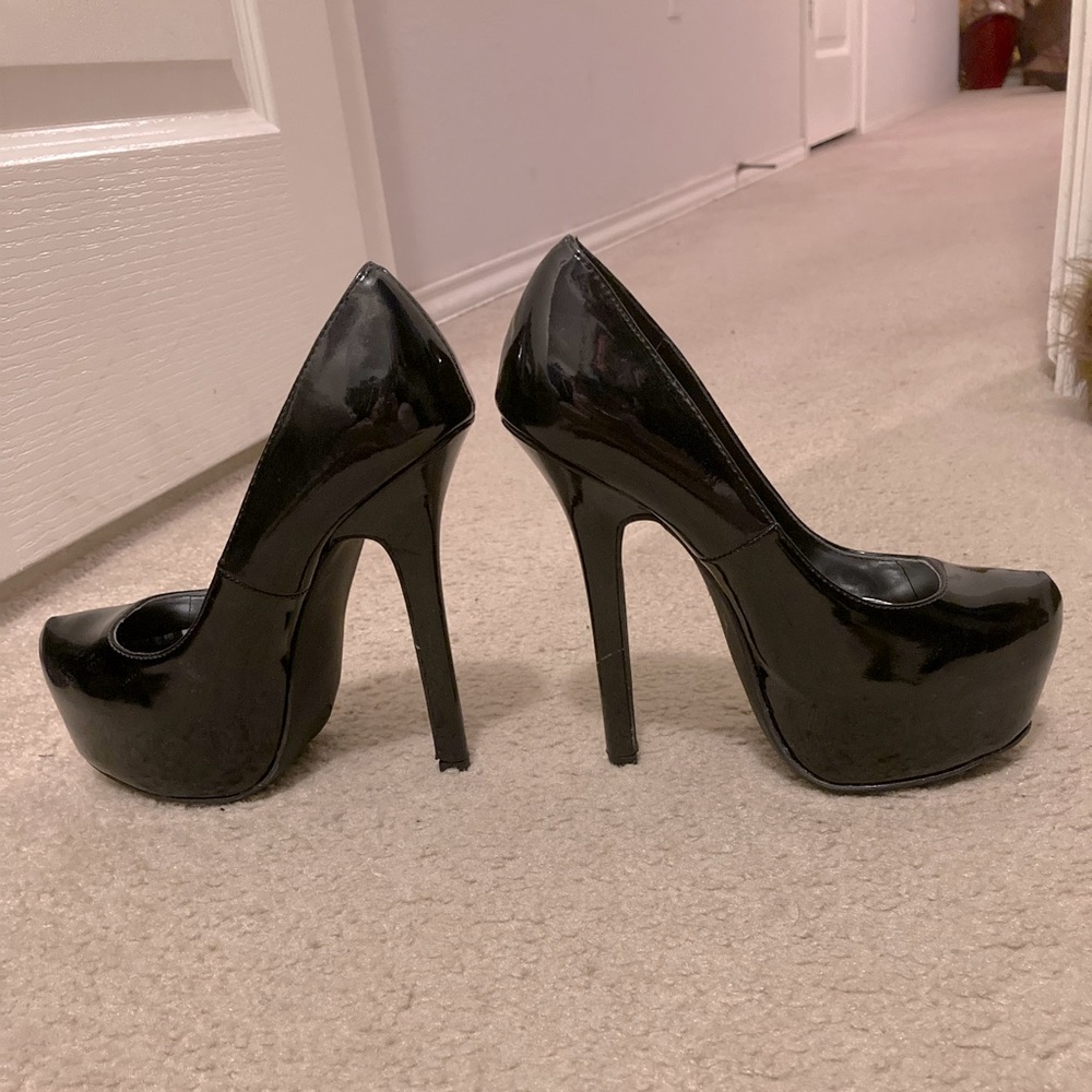 Black stiletto 6 inch pumps